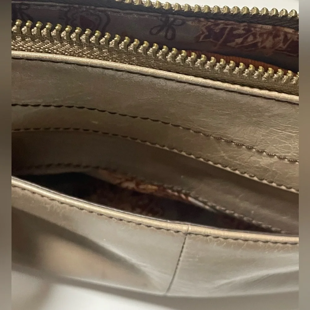 Hobo International Leather Purse Crossbody Bag Taupe Adjustable Strap Zipper Top